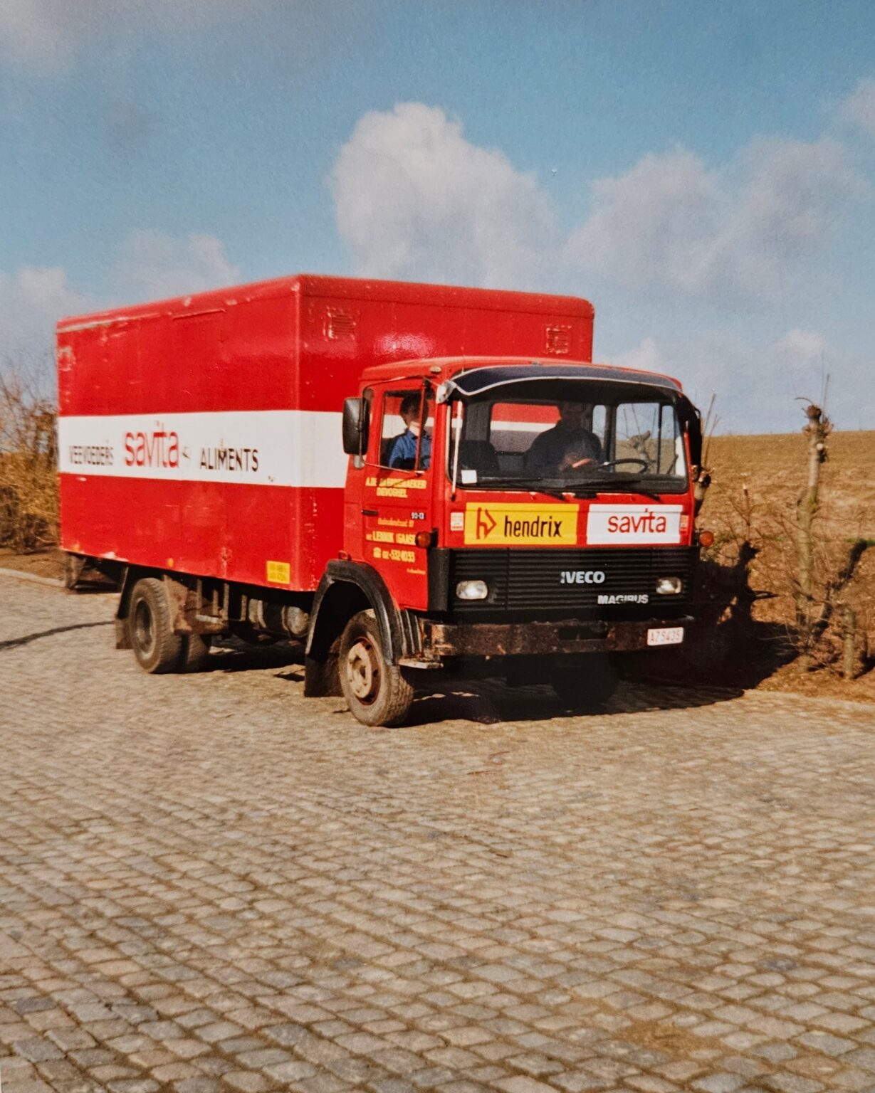 Rode vrachtwagen van Hendrix–Savita/Mialvit op een landbouwbedrijf, als illustratie van een modern landbouwbedrijf met aandacht voor duurzaamheid, veeteelt en verantwoord ondernemen.