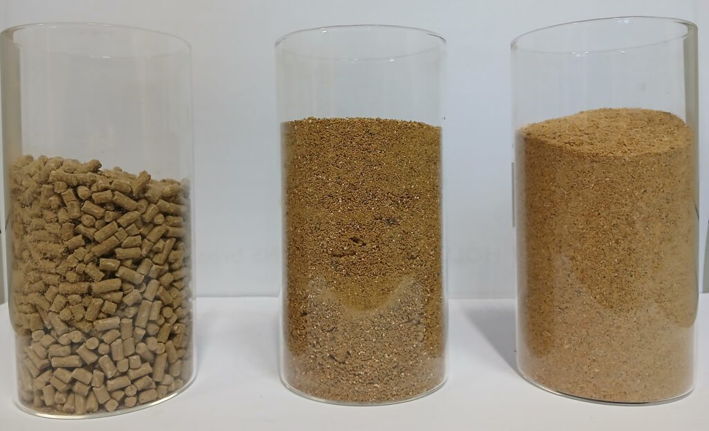 Drie soorten mineralen- en vitaminenmengsels in transparante cilinders, gebruikt als aanvullende voeding voor rundvee, inclusief toepassingen in likemmers en likstenen.